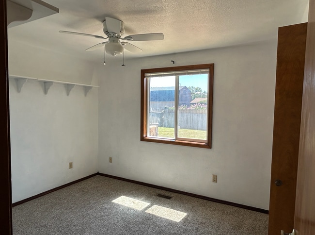 Building Photo - 1033 E Chateau Dr