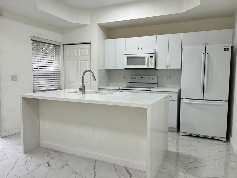 Building Photo - 4950 White Mangrove Way E