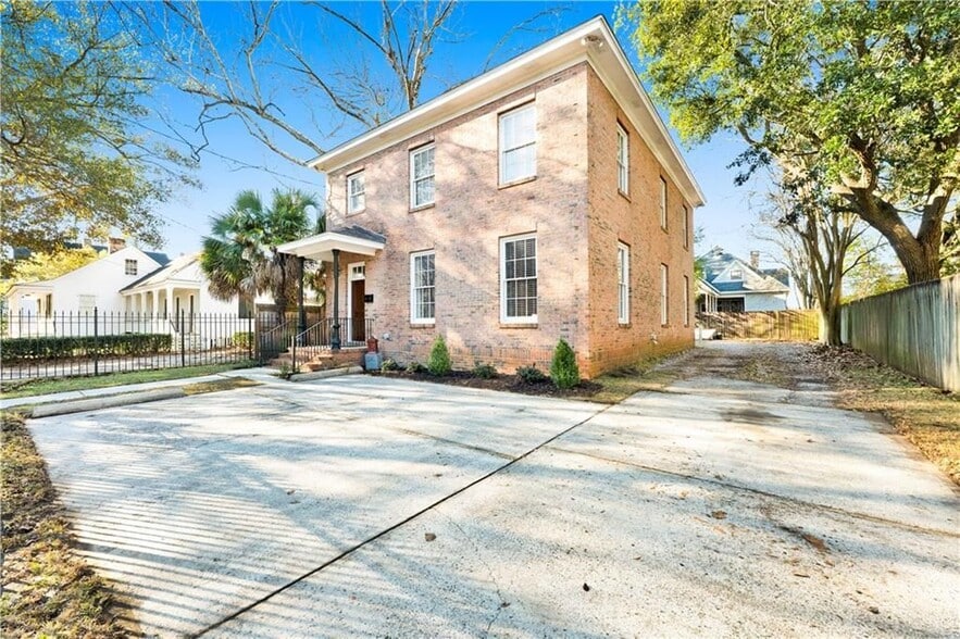 Building Photo - 305 N Jackson St