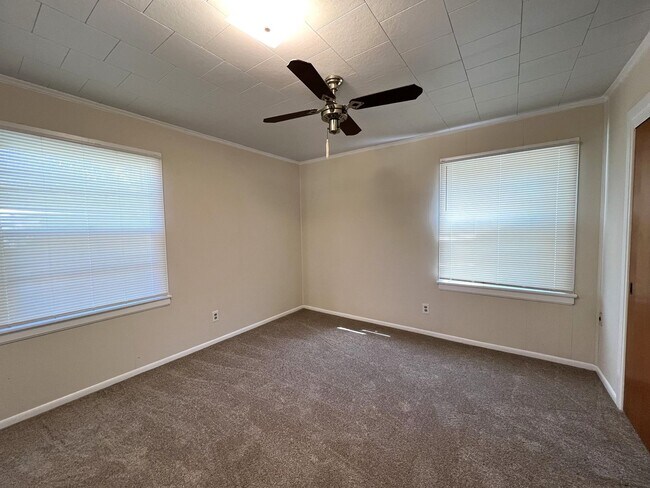 Building Photo - 1123 Oates Rd