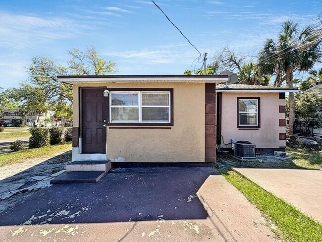 Building Photo - Charming 2-Bedroom Home in St. Petersburg'...