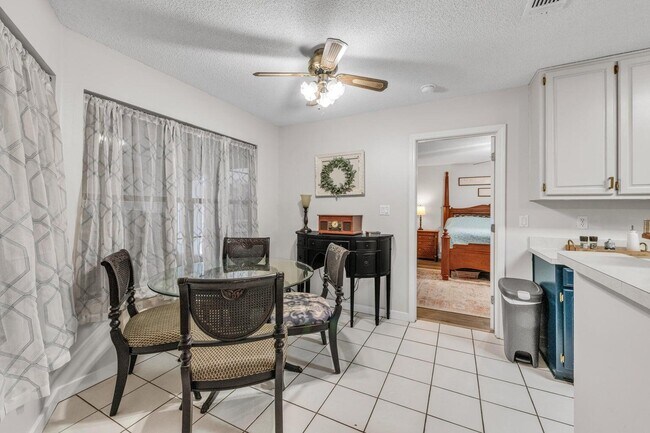 Building Photo - 6453 Garden Dr