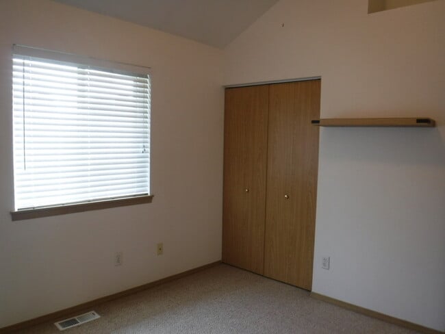 Building Photo - Townhouse with a private yard