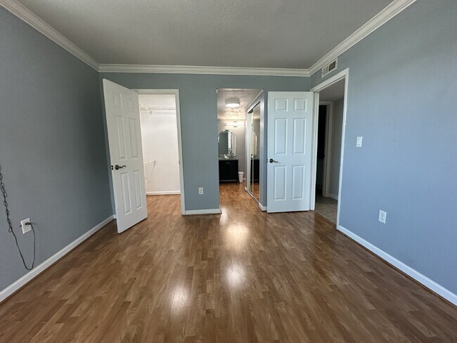 Building Photo - 2 bedroom, 2 bathroom condo across from th...