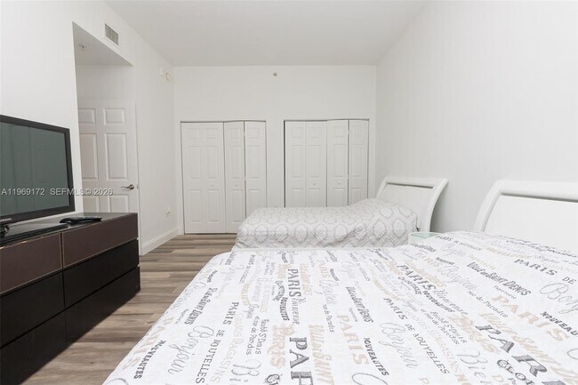 Building Photo - 3001 NE 185th St