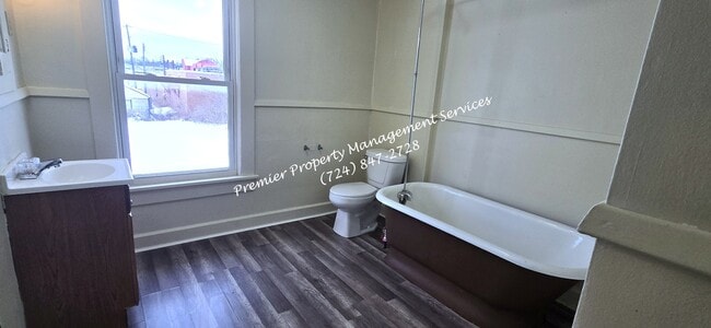 Building Photo - 1047 Beckford St