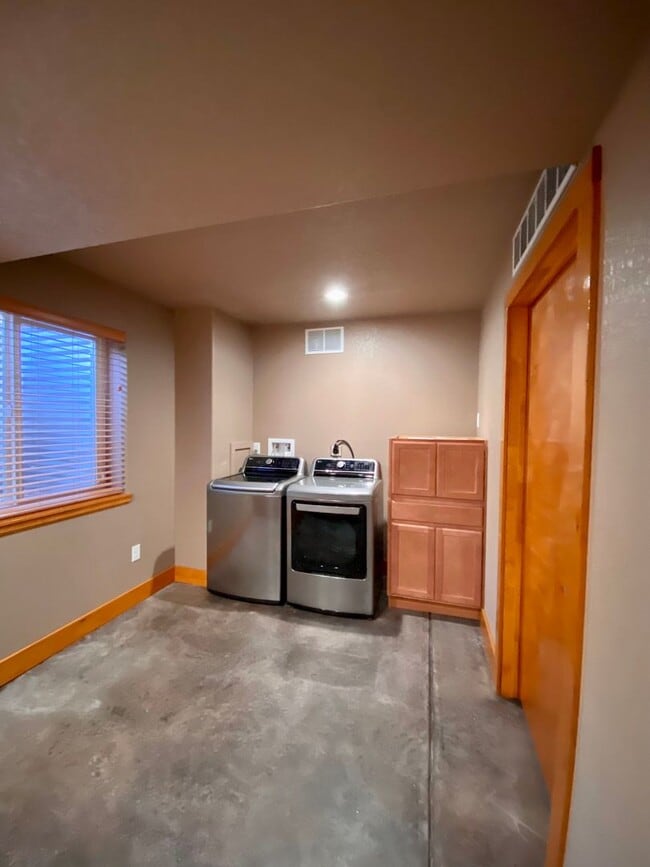Building Photo - Immaculate 4 bed 3.5 Bath with Mountain Views and Unique Amenities!  Pet Friendly! Desirable 80922!