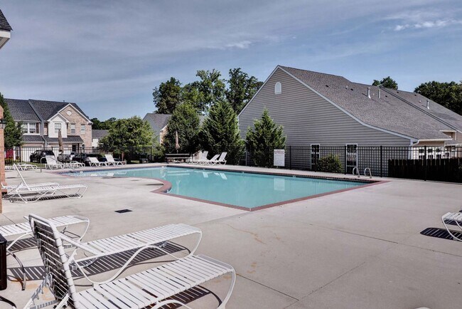 Building Photo - End unit Townhome in Riverwalk Townes