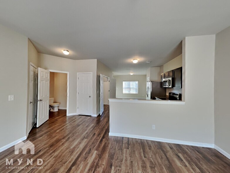 Building Photo - 743 The Heights Ln