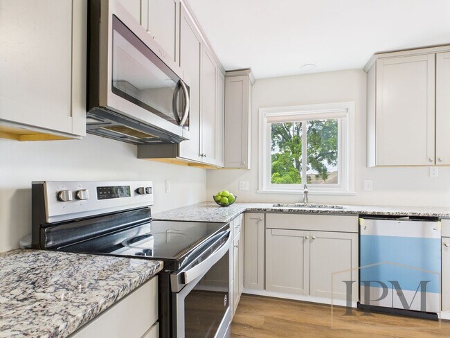 Building Photo - Available Now! Beautiful 3 Bedroom 2 Bath ...
