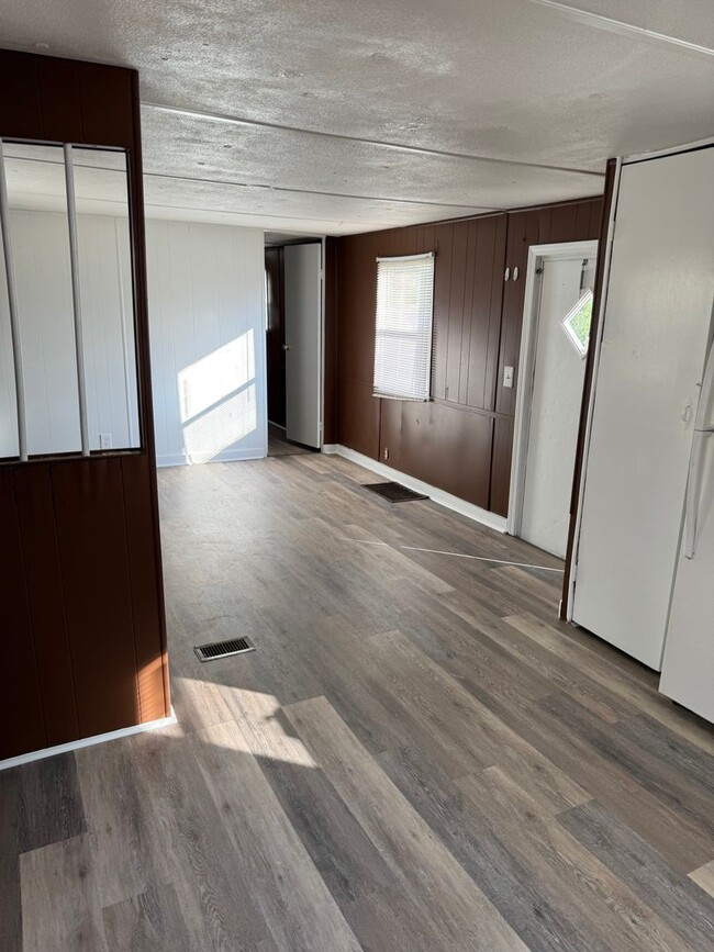 Building Photo - 3-Bedroom/ 1-Bath Mobile Home