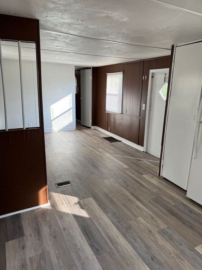 Building Photo - *RENOVATED* 3-Bedroom/ 1-Bath Mobile Home $1300/ mo.