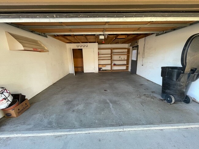 Building Photo - Spacious Condo in West Billings with a tennis court, basketball court & pool!