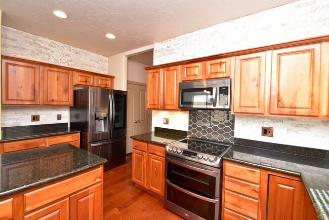 Building Photo - 3 Bed 2.5 Bath Home in HOA Community with Great Amenities!