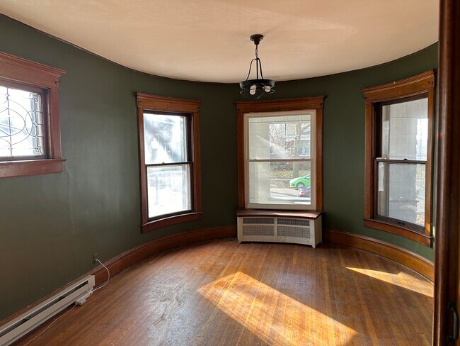 Large Living with plenty of natural light - 1507 W Barker Ave