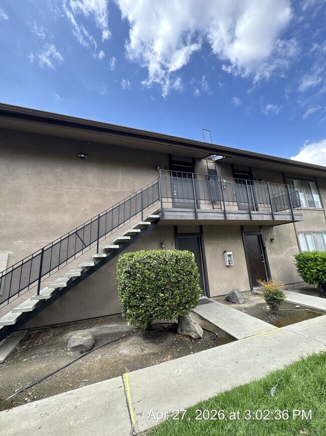 Building Photo - 2 Bedroom 1 Bath unit rent ready!