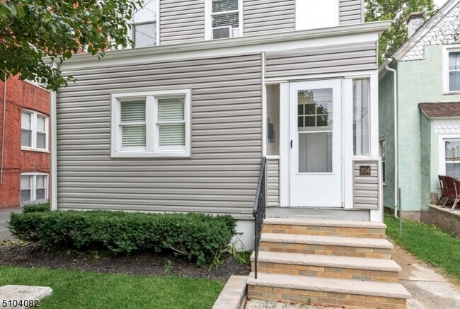 Building Photo - 204 Forest St