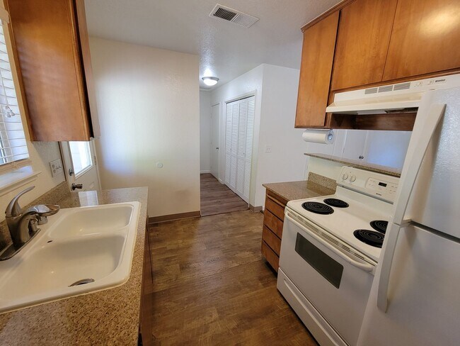 Building Photo - Two Story 3 Bedroom 2 Bath Condo in Chico for Rent!