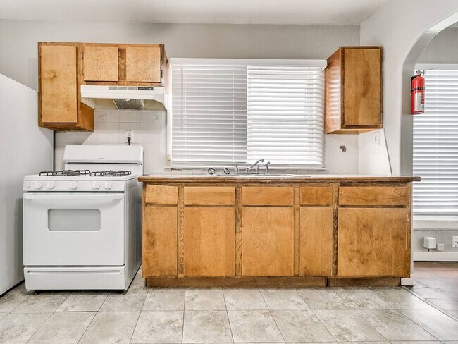 Building Photo - Cute Duplex - Upper Unit!