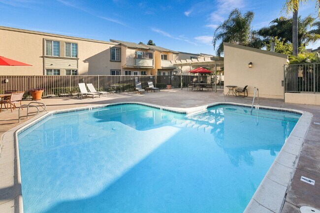 Building Photo - 3BR/2BA Condo with Vaulted Ceilings, Close Proximity to UCSD and Medical Centers! Available APRIL...