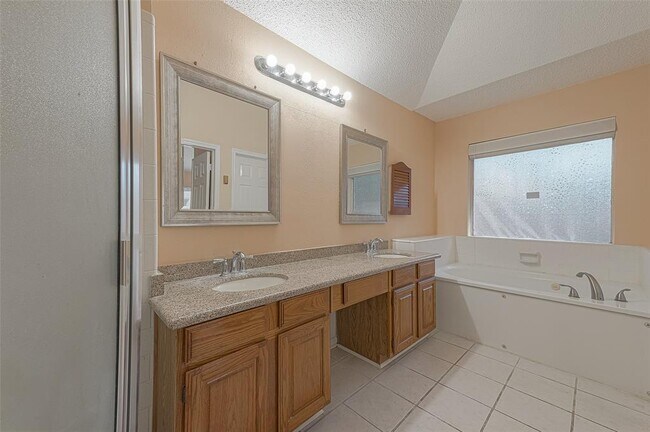 Building Photo - 2919 Pepperwood Dr