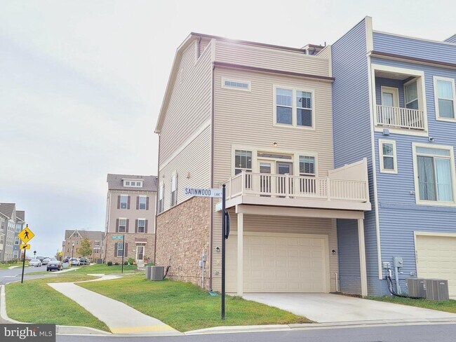 Building Photo - 9001 Shady Pines Dr