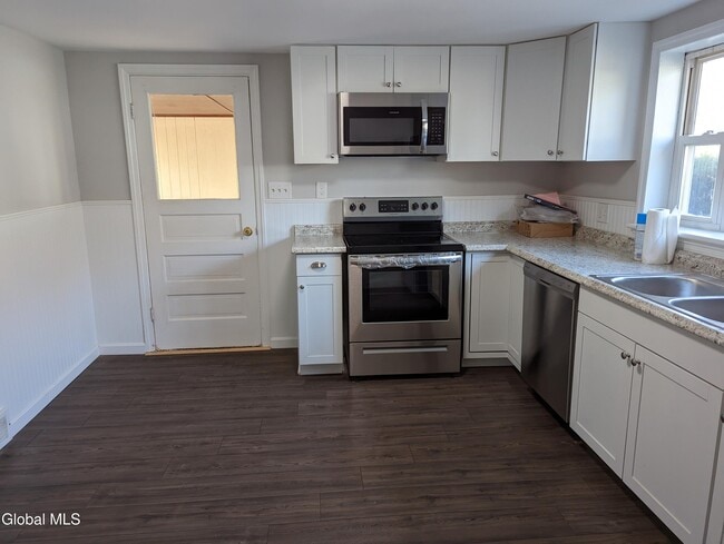 Building Photo - 73 Vly Rd
