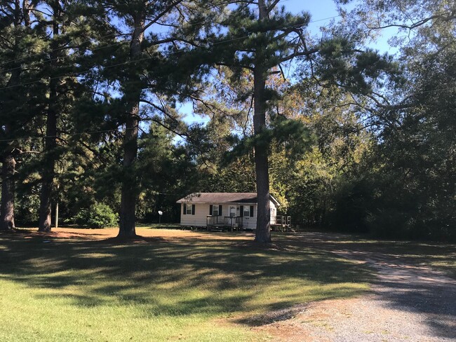 Primary Photo - Cute Cottage in the Country... Close to Go...