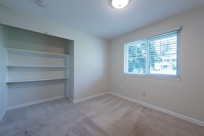 Building Photo - Peaceful neighborhood setting within walki...