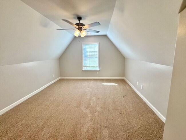 Building Photo - Now Lasing a 4 Bedroom 2.5 bath home in Ho...