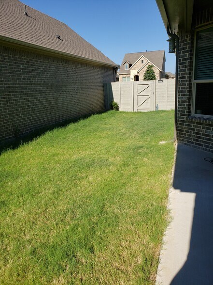 Private SideYard3 - 808 Parkside Dr