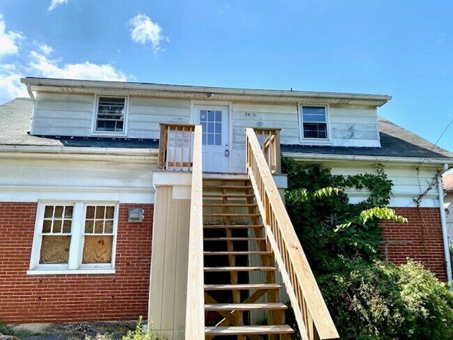 Primary Photo - 746 Summit Ave