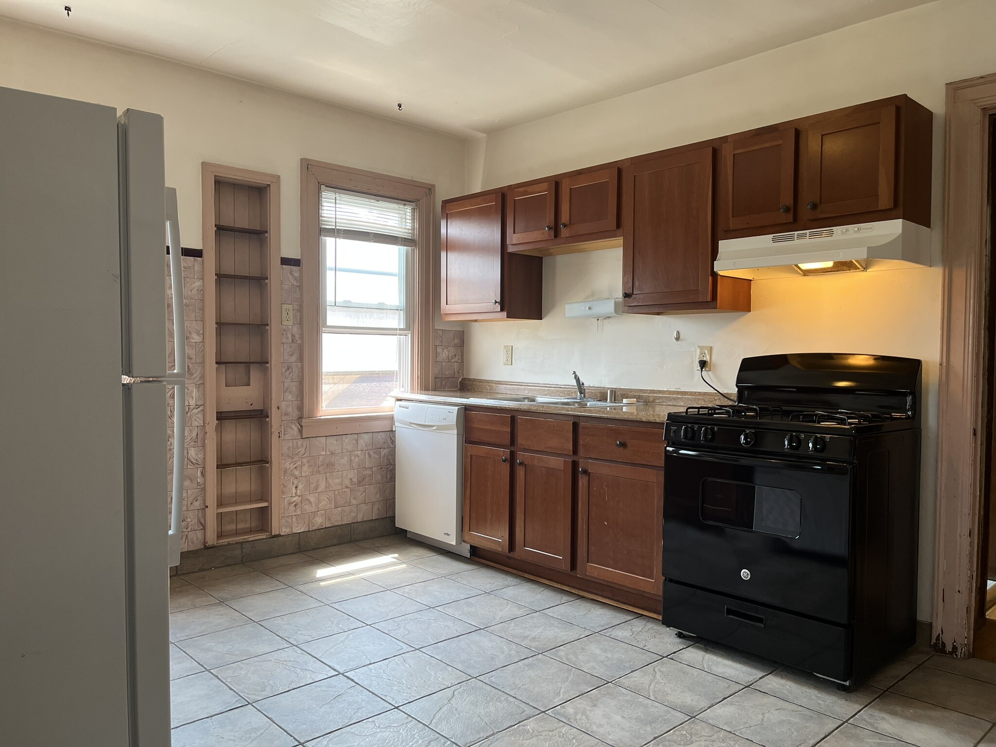 Building Photo - 3220 N Oakland Ave