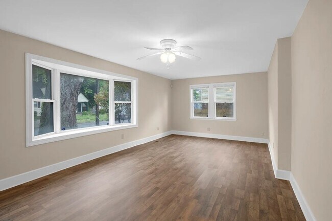 Building Photo - Spacious 5BR Home with Fenced Backyard in Norfolk