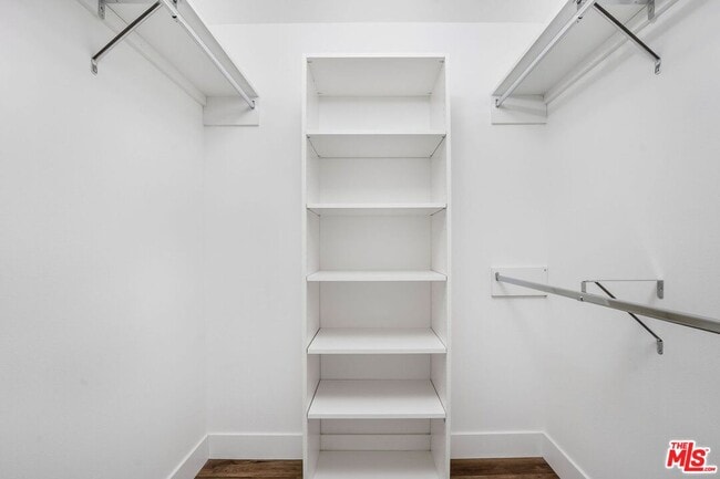 Building Photo - 453 S Kenmore Ave