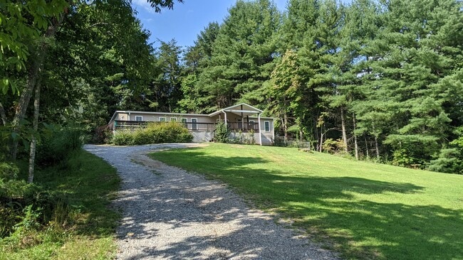 Building Photo - Great 3 Bedroom 2 Bath Home in quiet resid...