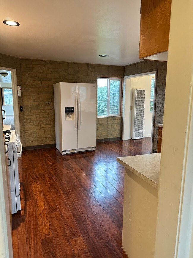 Building Photo - Light-Filled 2Bed, 2 Bath Traditional Home in Sunny Southeast Eureka $1950/mo