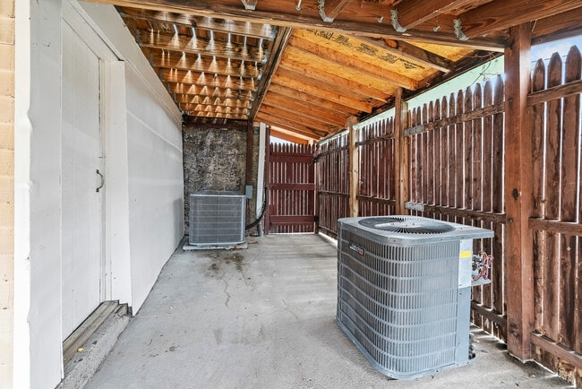 Building Photo - 198 Oneida St