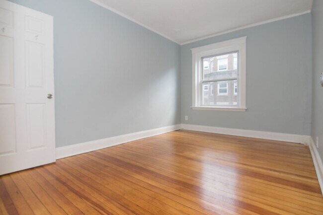 Building Photo - Bright and beautifully renovated in Allsto...