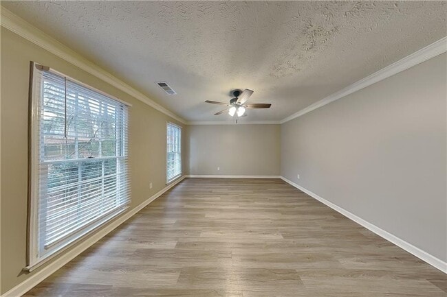 Building Photo - 9880 Lake Forest Way