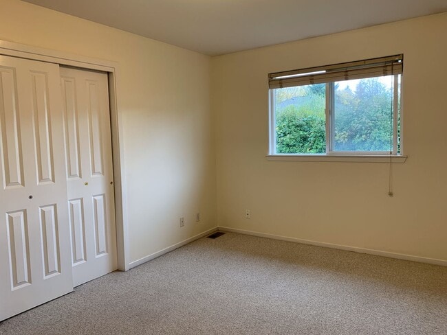 Building Photo - Beautiful 4BR Home | Cul-de-Sac Setting | Prime Bellevue Location