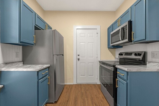 Building Photo - Newly renovated one bedroom available for a move in right away!