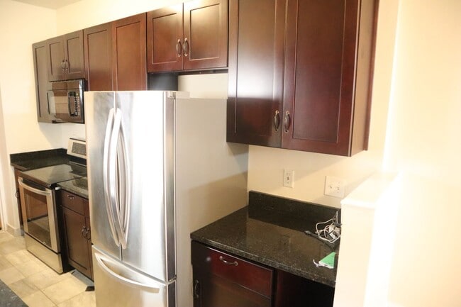 Building Photo - (Townhouse for Rent ) Simply Beautiful