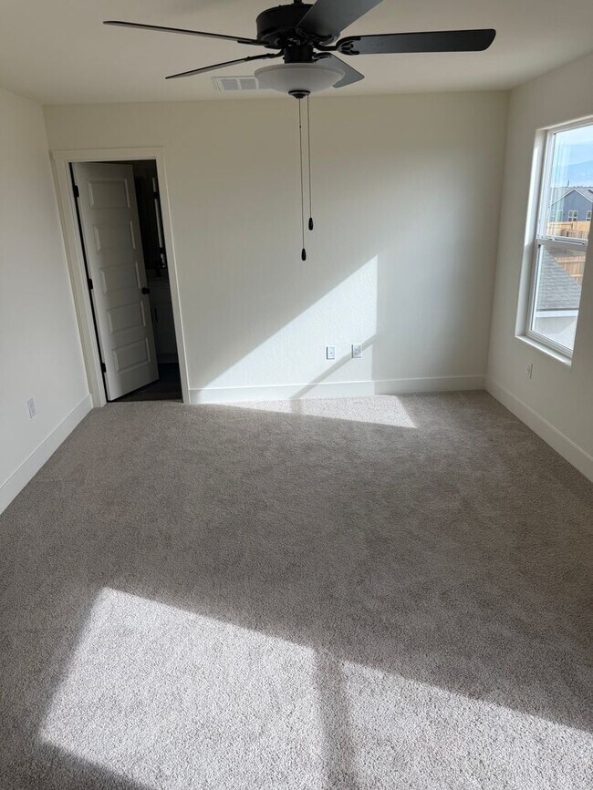 Building Photo - Stunning New-Construction two-story home 5bed 3bath