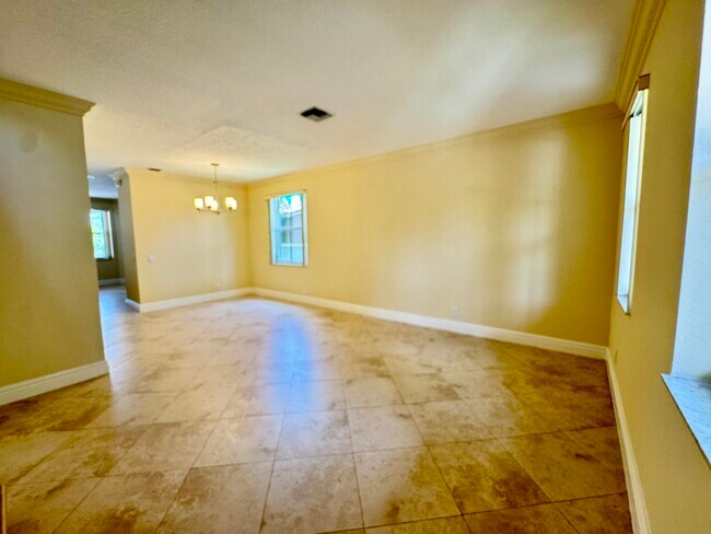 Building Photo - 898 Tulip Cir