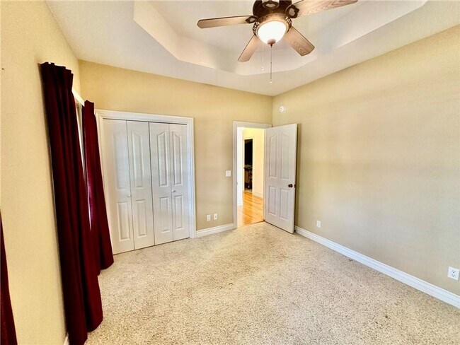 Building Photo - Prime Location 4 Bedroom 3 1/2 bath 2 garages!