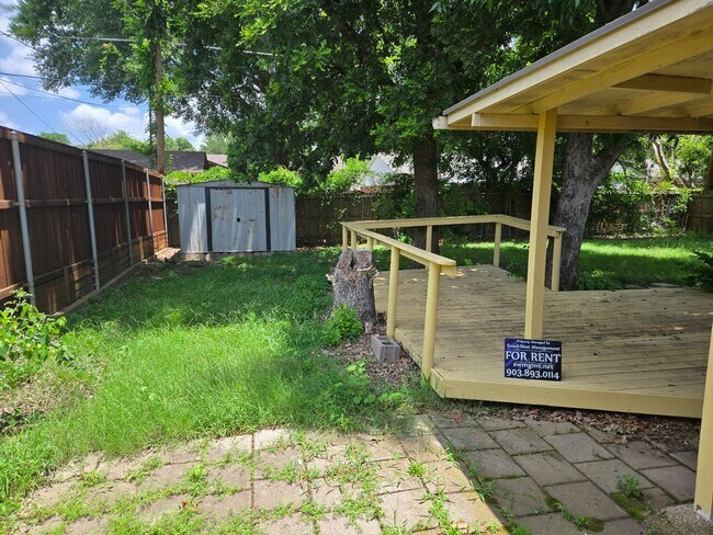 Building Photo - 3/2/2 in Quiet Sherman Neighborhood Near F...