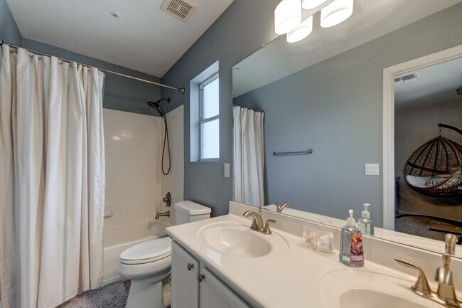 Building Photo - 15550 N Frank Lloyd Wright Blvd