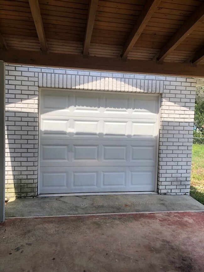 Building Photo - 3 Bed 1 Bath Home | Single Car Garage and ...