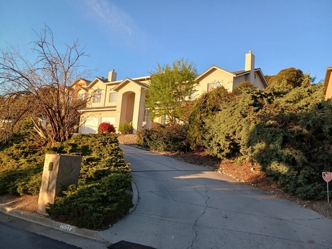 Building Photo - 10072 Roseview Dr